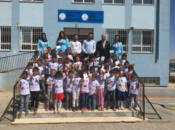 Vali/Büyükşehir Belediye Başkan V. Mustafa YAMAN okula yeni başlayan 1.sınf öğrencilerine tişört hediye etti. 